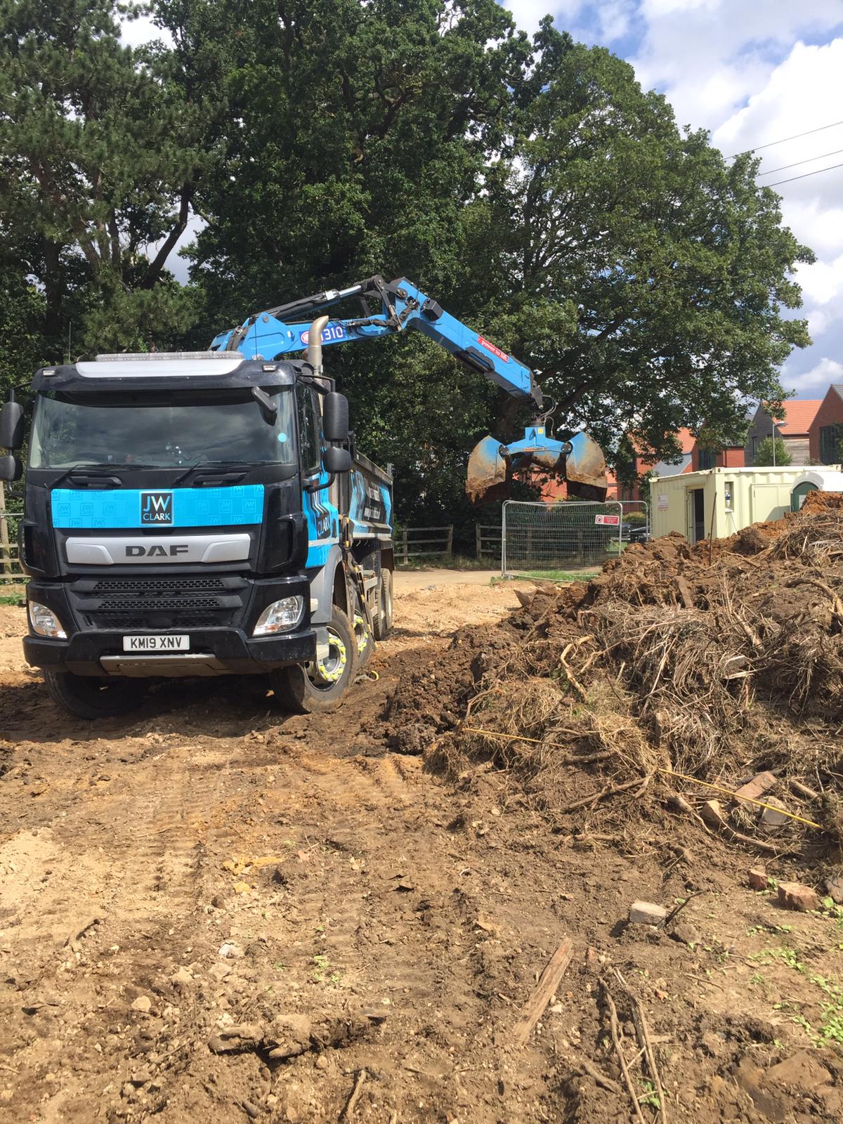 How Much Does An 8-Wheel Grab Lorry Hold? Photo